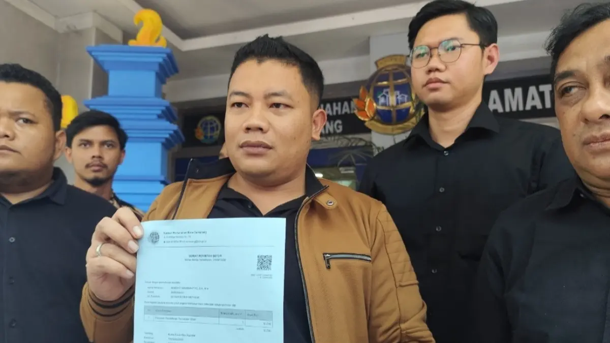 Bangkit Mahanantyo kuasa hukum Irjen Pol Sofyan menunjukan berkas pengajuan pemblokir di BPN Kota Semarang