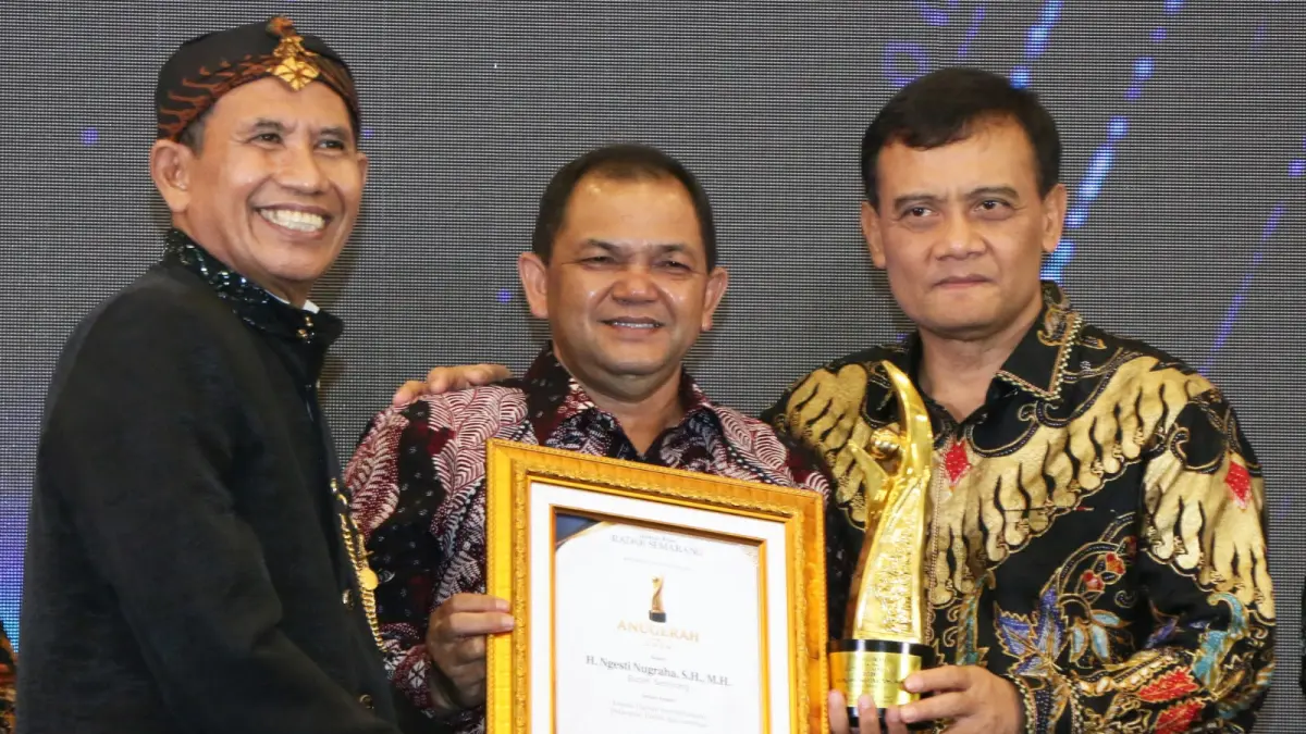 Bupati Semarang Ngesti Nugraha saat menerima penghargaan Jawa Pos Radar Semarang Award di Patra Semarang Hotel & Convention.