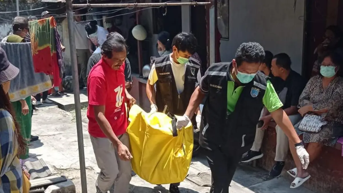 Evakuasi jenazah oleh petugas