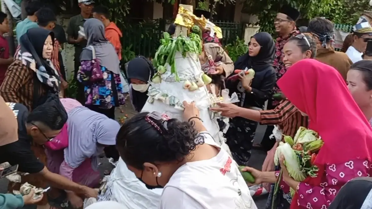Gunungan Gemblong Bakar, diperebutkan warga usai dikirab dalam acara Grebek Subali, Minggu (27/9)