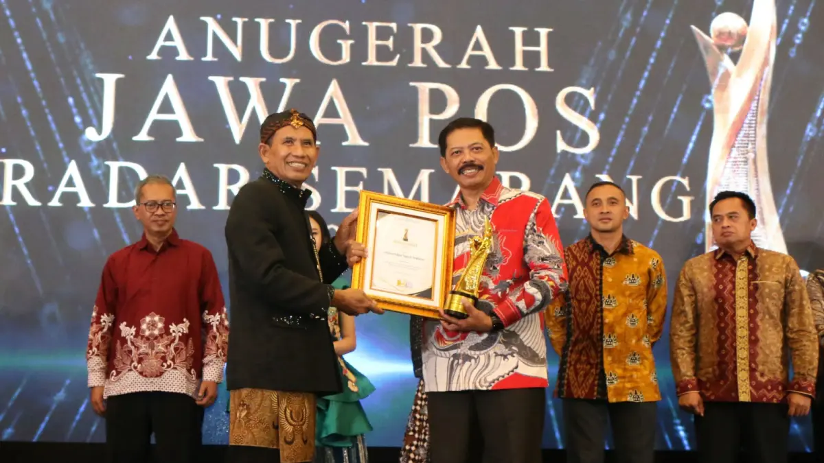 Rektor Universitas Ngudi Waluyo Prof. Subyantoro saat menerima penghargaan Jawa Pos Radar Semarang Award di Patra Semarang Hotel & Convention.