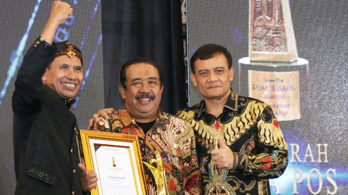 Asisten Administrasi Umum Sekda Kabupaten Magelang Asfuri Muhsis diapit oleh Gubernur Jawa Tengah Ahmad Luthfi dan Direktur Jawa Pos Radar Semarang Baehaqi usai menerima penghargaan Anugerah Jawa Pos Radar Semarang 2026 di Patra Semarang Hotel & Convention, Jumat (25/9/2026). (Nur Chamim/Jawa Pos Radar Semarang)