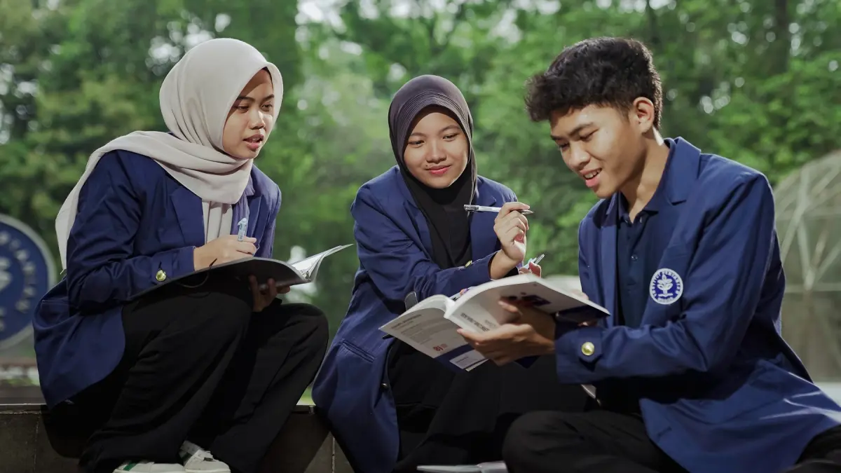 Salah satu penerima Beasiswa Pendidikan Tinggi McD, Silha Napisah (tengah), mahasiswa baru Jurusan Fisika, Fakultas Matematika dan Ilmu Pengetahuan Alam bersyukur dapat melanjutkan pendidikan di kampus impiannya sebagai orang pertama di keluarganya yang mengenyam pendidikan tinggi, di tengah perjuangan orang tuanya yang bekerja sebagai kuli panggul ikan dan guru ngaji. (Istimewa)