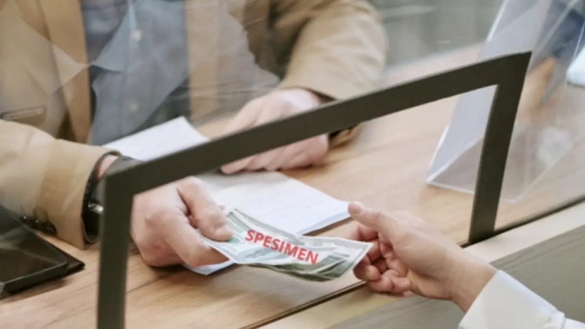 BRI Money Changer hadir di berbagai lokasi strategis di Indonesia sehingga memudahkan nasabah melakukan penukaran mata uang asing. Ilustrasi dibuat dengan bantuan AI.