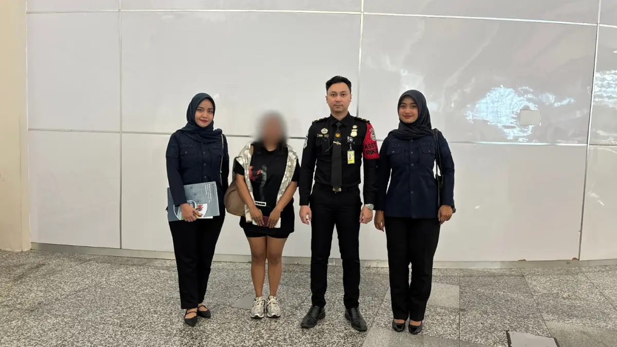 Petugas Imigrasi Kelas I Khusus TPI Semarang saat mendeportasi mahasiswa Unimus asal Timor Leste yang overstay.