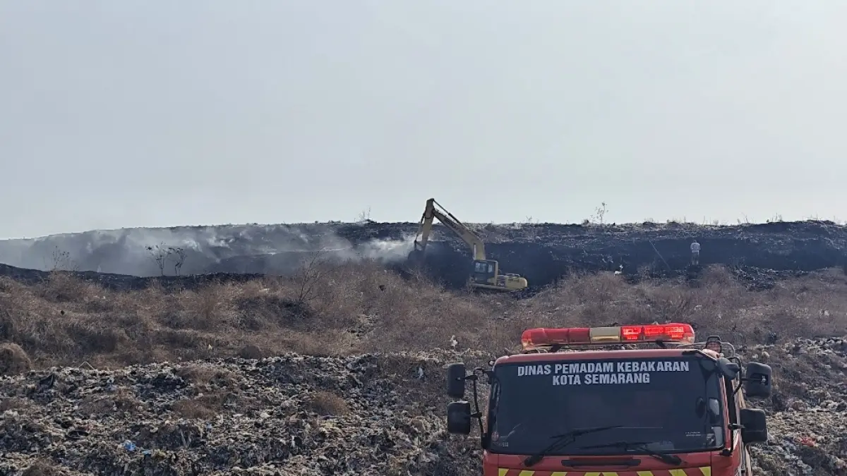 Asap kebakaran di TPA Jatibarang masih menyelimuti tumpukan sampah