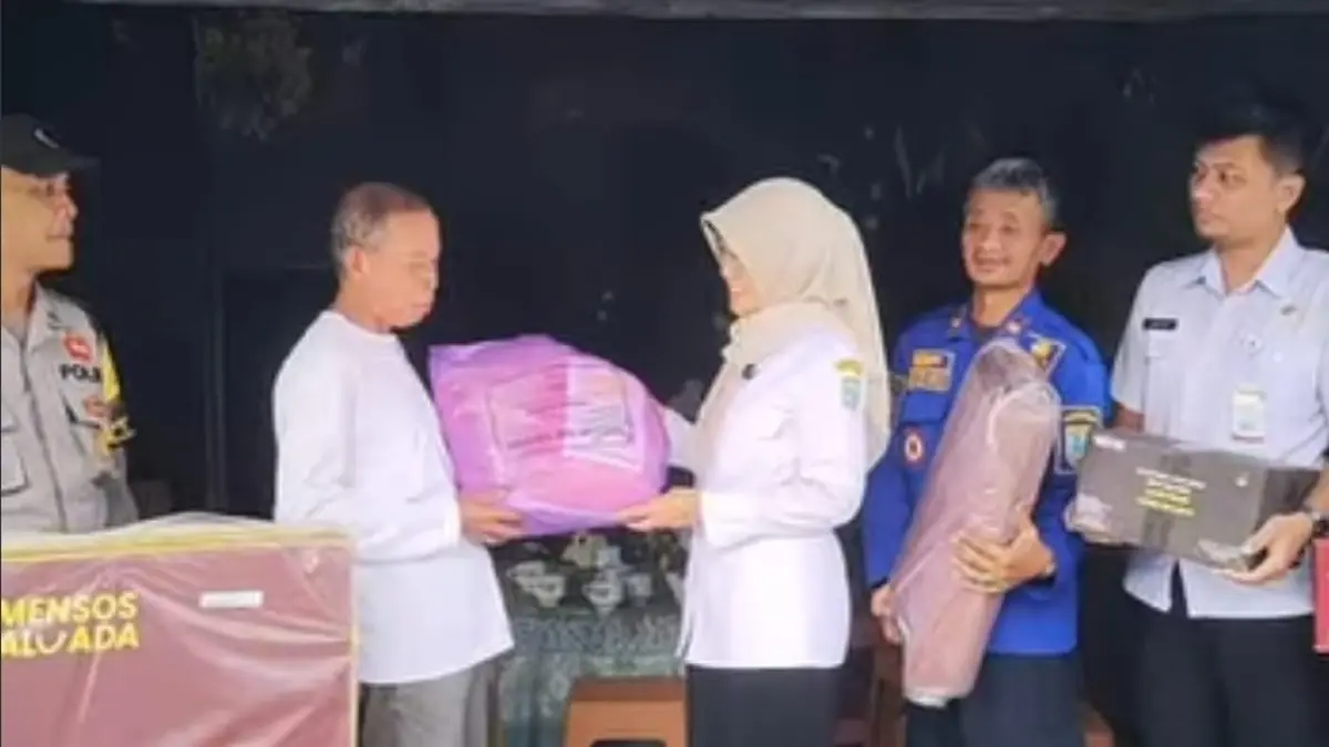 Kadinsos Salatiga saat memberikan bantuan