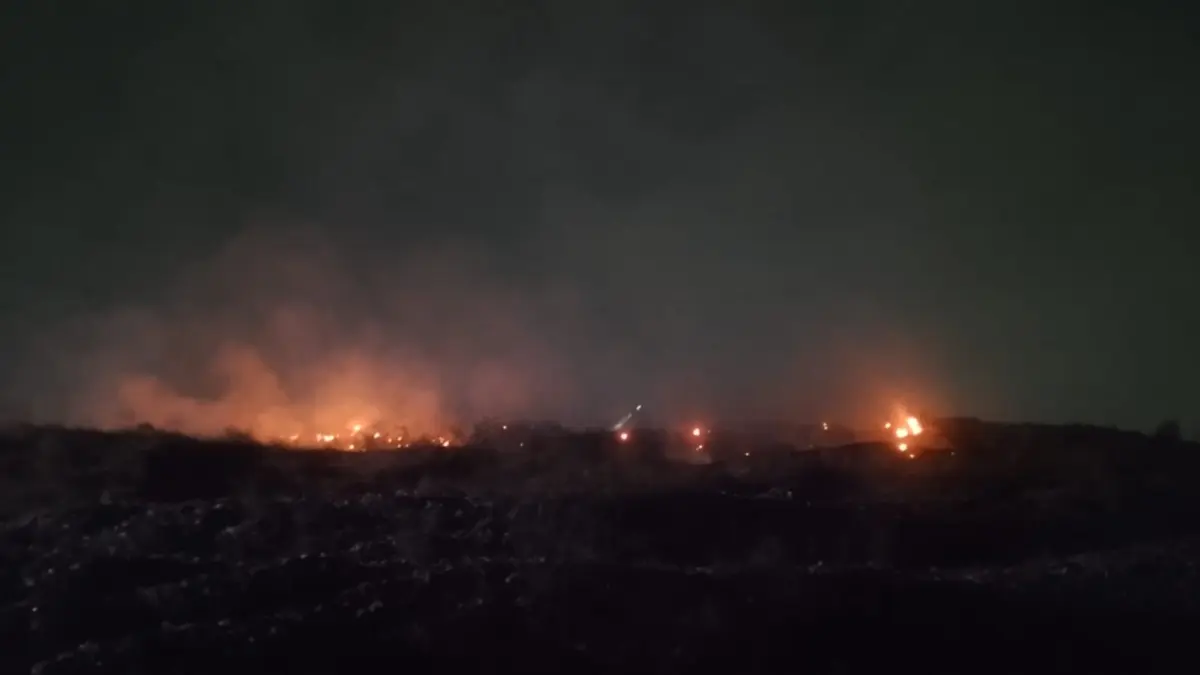Kobaran api terlihat jelas di lokasi kebakaran TPA Jatibarang Kota Semarang Senin (28/9/2026) tengah malam