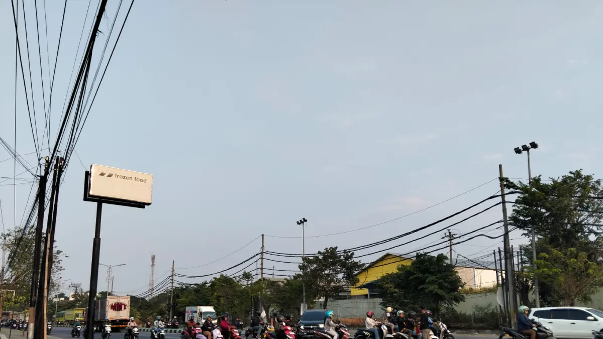 Ratusan karyawan KIW kompak melawan arus saat sore hari di jalur Pantura