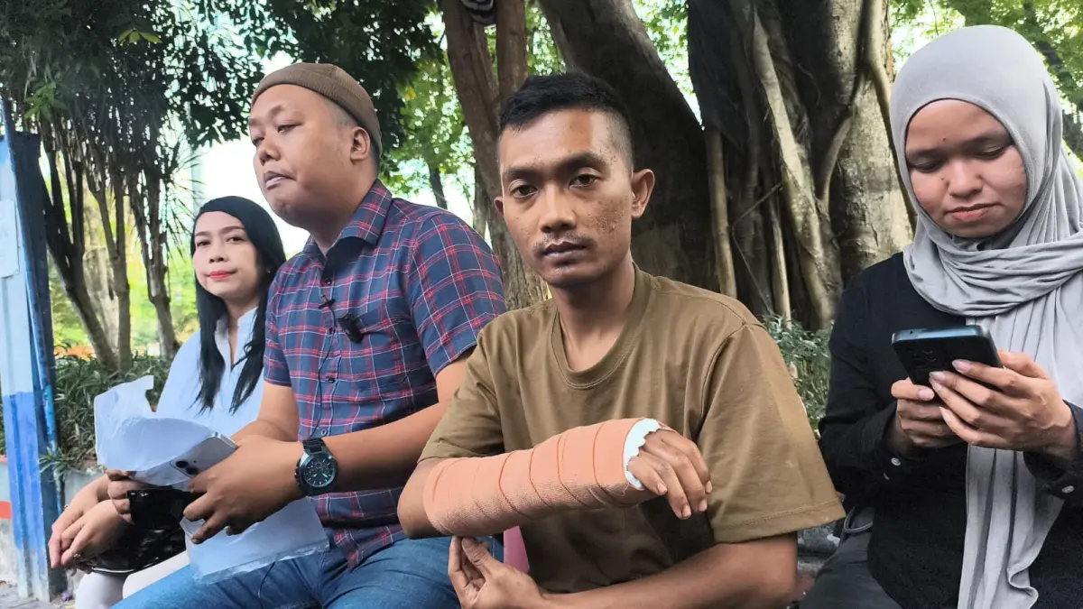 Korban menunjukkan luka ditangan setelah menjalani operasi di RSUD