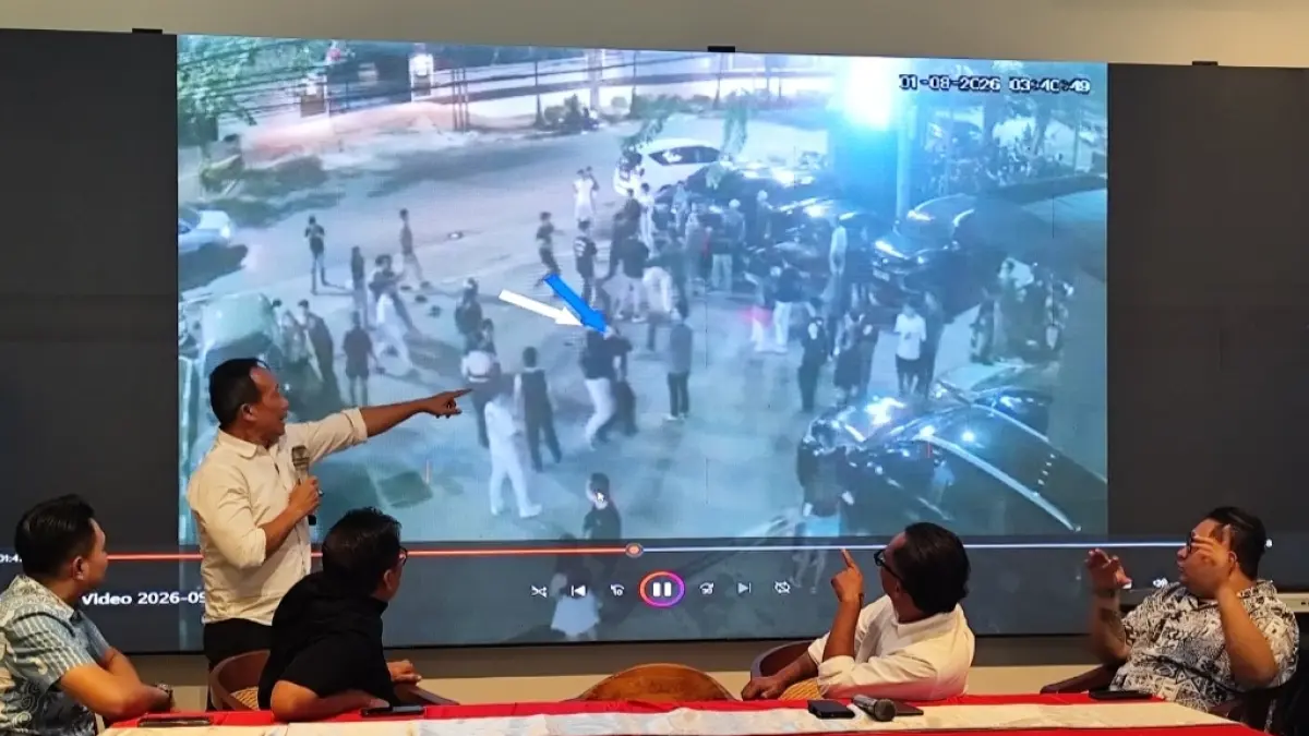 Zaenal Petir memaparkan peristiwa melalui rekaman alat bukti cctv dilokasi kejadian