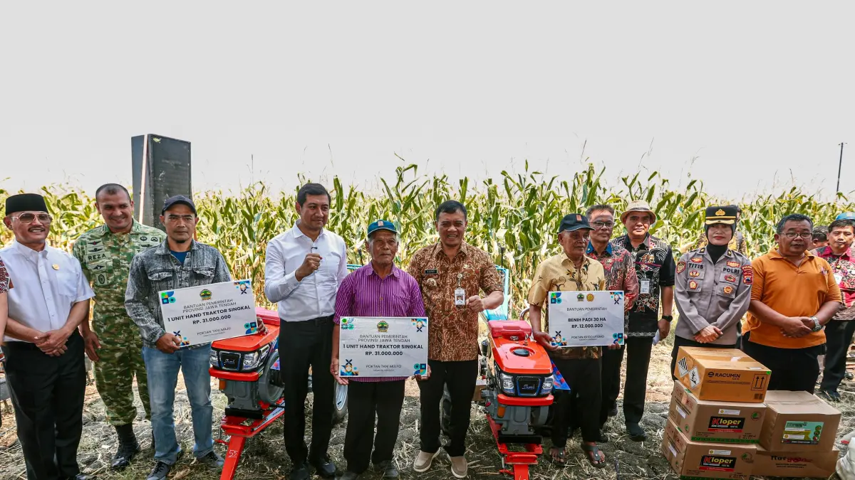 Ahmad Luthfi secara simbolis menyerahkan sejumlah bantuan kepada kelompok tani di Desa Karanganyar.