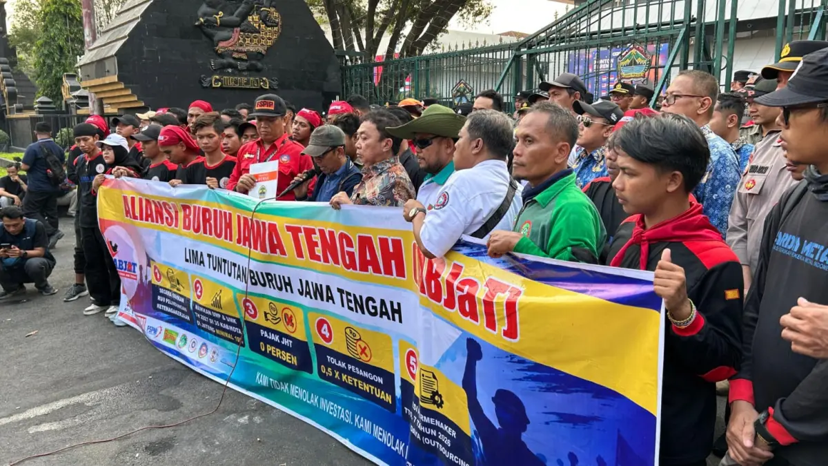 Aksi demo ABJaT tuntut kenaikan UMP Jateng 10 persen di depan Gedung DPRD Jateng, Kamis (1/10).