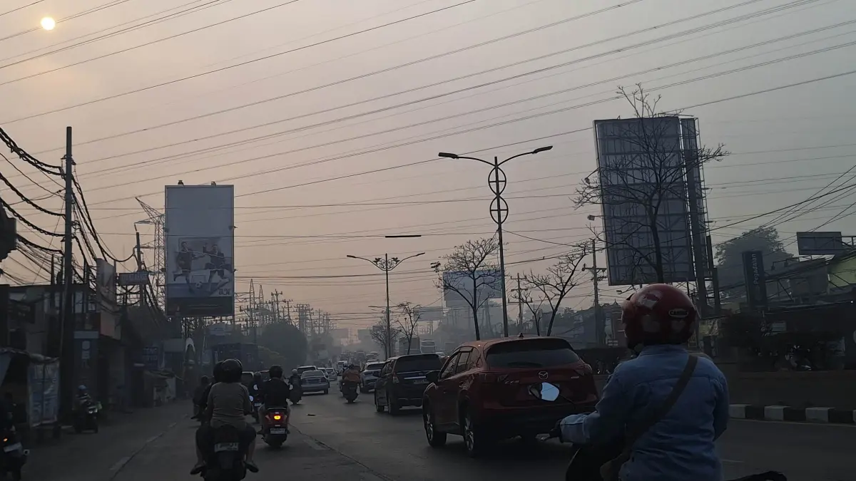 Asap kebakaran TPA Jatibarang mengepung jalur Barat Semarang. (Baskoro Septiadi/Jawa Pos Radar Semarang)