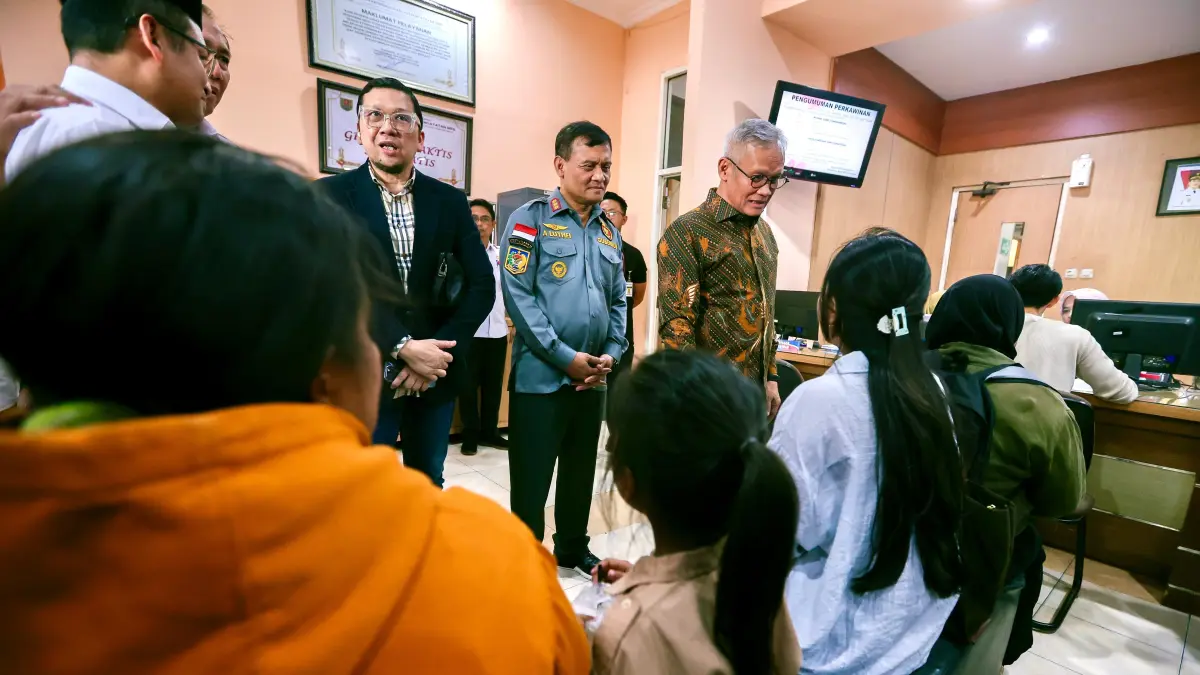 Gubernur Ahmad Luthfi  mendampingi kunjungan kerja spesifik Komisi II DPR RI di Kantor Disdukcapil Kota Semarang, Rabu, 30 September 2026.