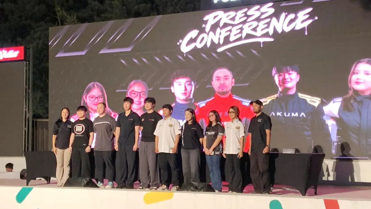 Para Drifter menjelaskan strategi persiapannya untuk bertanding dalam Kejurnas Drifting Seri 4, di Awan Costa, Rabu (30/9) malam.
