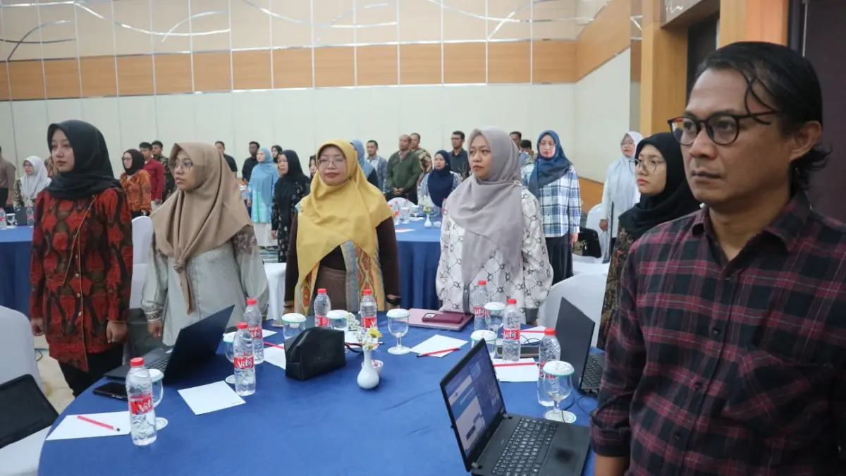 Peserta workshop tetap S
Serius ikuti Apel Hari Kesaktian Pancasila