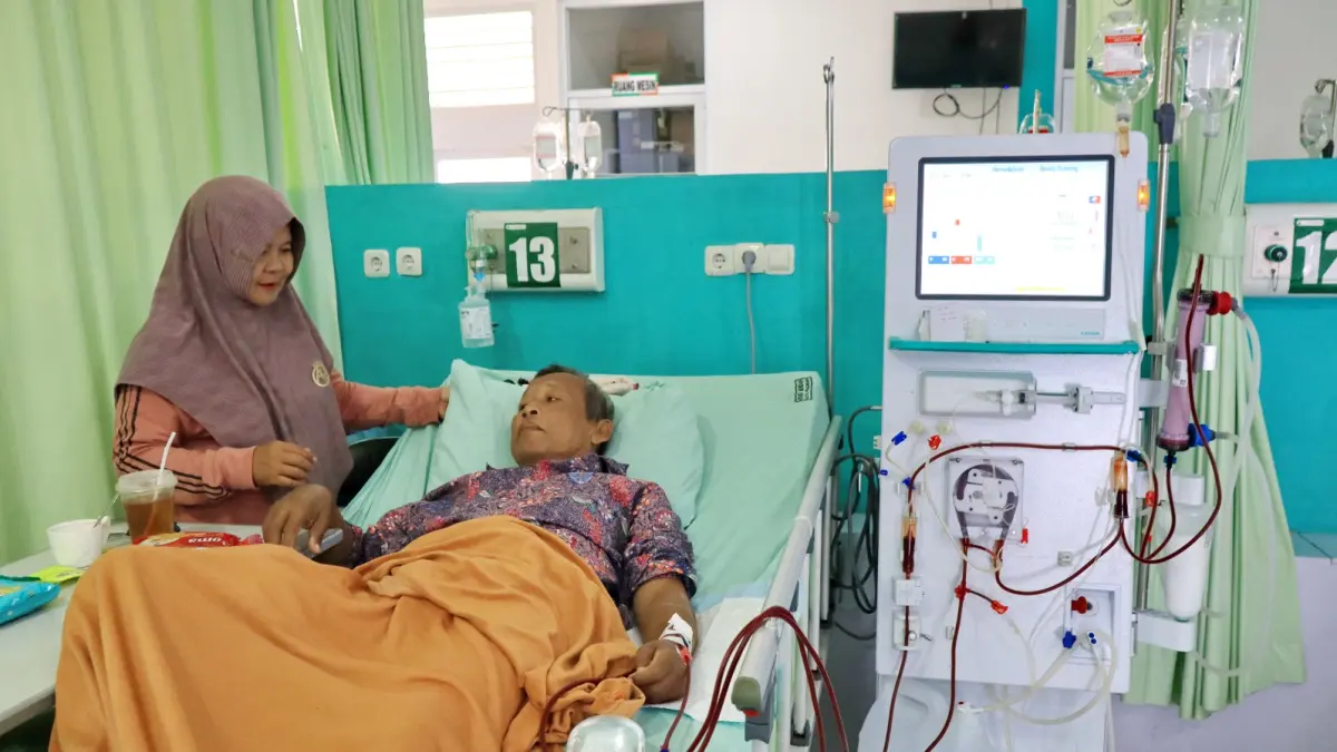 HEMODIALISIS : Salah satu warga Noyontaan, Kecamatan Pekalongan Timur, Kota Pekalongan, Anjani Rianti mendampingi suaminya Muhammad Nur, menjalani hemodialisis di Ruang Hemodialisa RSUD Bendan Kota Pekalongan, Kamis 1 Oktober 2026. (LUTFI HANAFI/JAWA POS METRO PEKALONGAN)