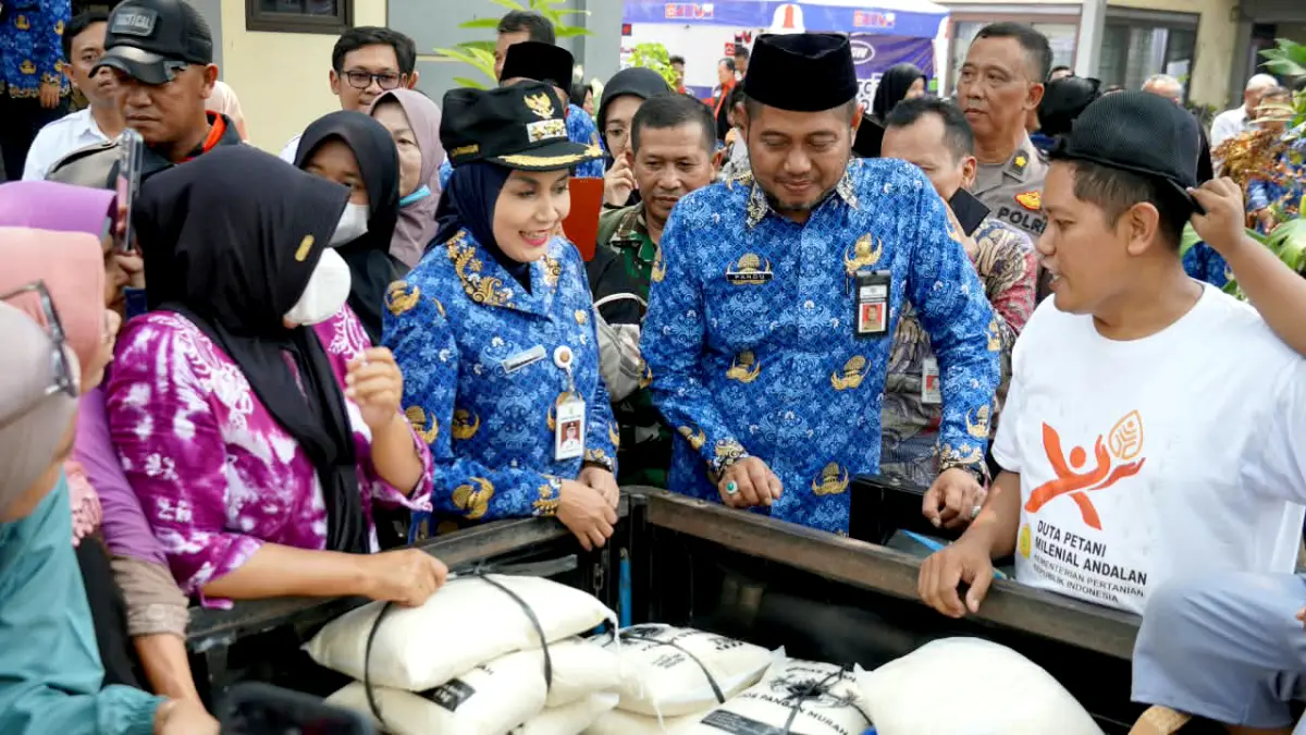DIALOG PETANI: Bupati Kendal Dyah Kartika Permanasari bersama Kepala DPP Kendal Pandu Rapriat Ragajati saat menyambangi 34 stan peserta pameran Gelar Hasil Pembangunan Kabupaten Kendal 2026 yang menampilkan hasil dan potensi sektor pertanian dan peternakan.