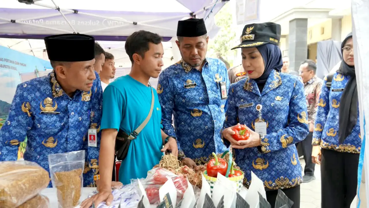 POTENSI PERTANIAN: Bupati Kendal Dyah Kartika Permanasari didampingi Kepala DPP Kendal Pandu Rapriat Ragajati melihat berbagai produk hasil pertanian yang dipamerkan dalam Gelar Hasil Pembangunan Kabupaten Kendal di halaman Kantor DPP Kendal. (BUDI SETIYAWAN/RADARSEMARANG.ID)