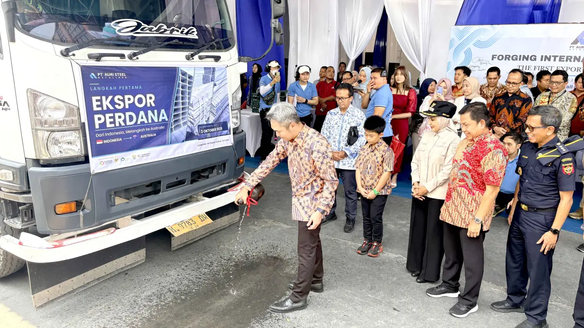 PELEPASAN EKSPOR: Prosesi pelepasan ekspor perdana produk baja ringan PT Auri Steel Metalindo ke Australia di Kawasan Industri Kendal (KIK), Jumat (2/10/2026). Ekspor perdana tersebut menjadi tonggak bagi Auri Steel sebagai perusahaan PMDN pertama di KIK yang mengekspor produk jadi baja ke luar negeri. (BUDI SETIYAWAN/RADARSEMARANG.ID)