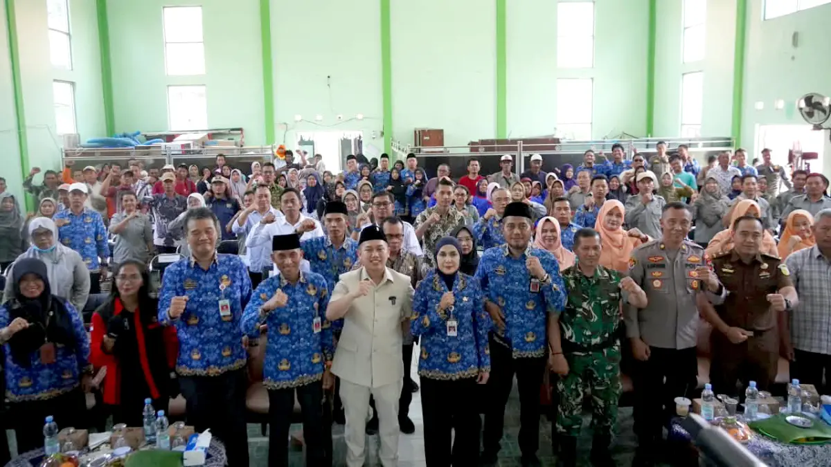 FOTO BERSAMA: Bupati Kendal Dyah Kartika Permanasari bersama Sekda Kendal, Agus Dwi Lestari, Kepala DPP Kendal Pandu Rapriat Ragajati dan jajaran Forkopimda serta peserta Gelar Hasil Pembangunan Kabupaten Kendal berfoto bersama usai kegiatan. (BUDI SETIYAWAN/RADARSEMARANG.ID)