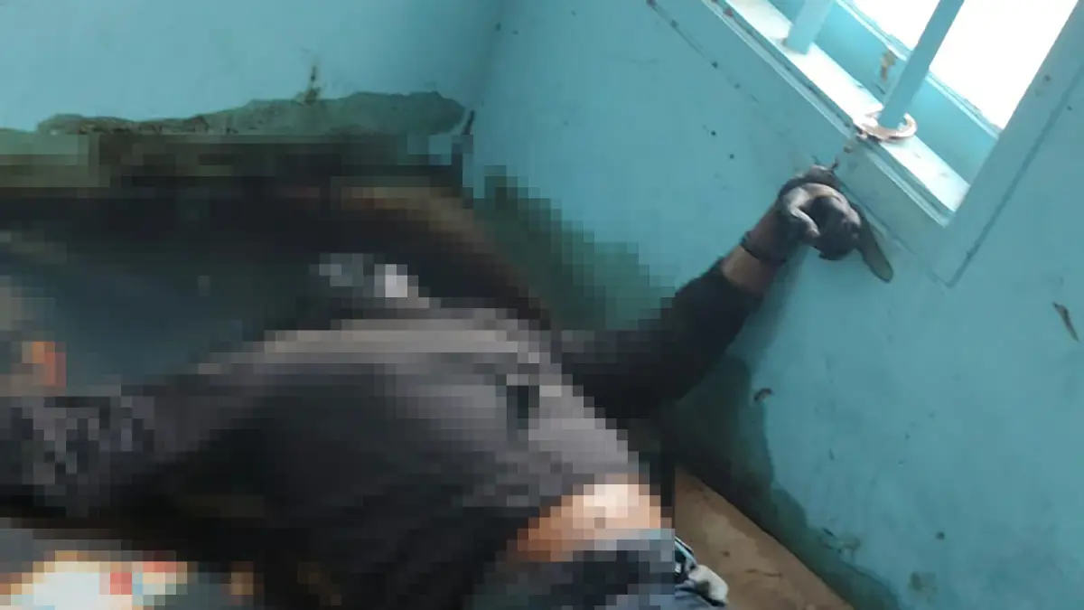 MAYAT TERBOGOL: Jasad pria tanpa identitas (disamarkan, red) ditemukan dalam kondisi terborgol pada teralis jendela di lantai dua rumah kosong di Desa Kebonadem, Kecamatan Brangsong, Kendal, Selasa (6/10/2026). Kondisi jasad saat ditemukan telah membusuk. (IST/RADARSEMARANG.ID)