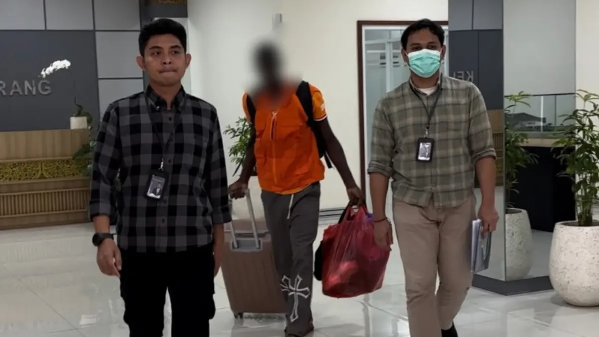 Petugas Kantor Imigrasi Kelas I Khusus TPI Semarang saat mengamankan WNA Ghana.