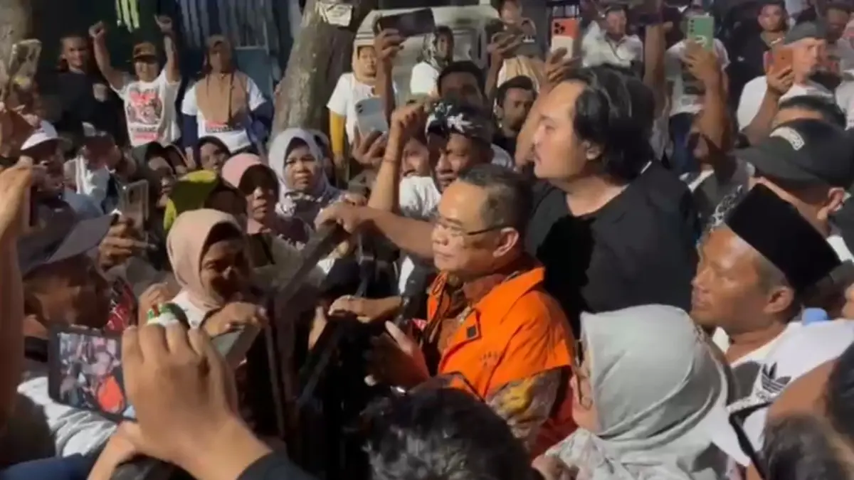 Sudewo temui massa pendukung usai 13 jam sidang pledoi di Pengadilan Tipikor Semarang, Senin (5/10/2026) pukul 23.45.