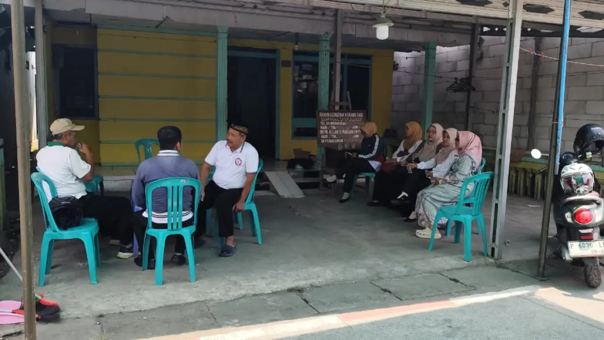 RUMAH DUKA: Suasana rumah duka Donna Nuzulul Aditya, 29, di Kampung Karangsari, Kelurahan Sarirejo, Kecamatan Kaliwungu, Kabupaten Kendal, Rabu (7/10/2026). Sejumlah kerabat dan pelayat berkumpul setelah Donna ditemukan meninggal dalam kondisi mengenaskan di sebuah bangunan kosong di Kebonadem, Brangsong. (BUDI SETIYAWAN/RADARSEMARANG.ID)