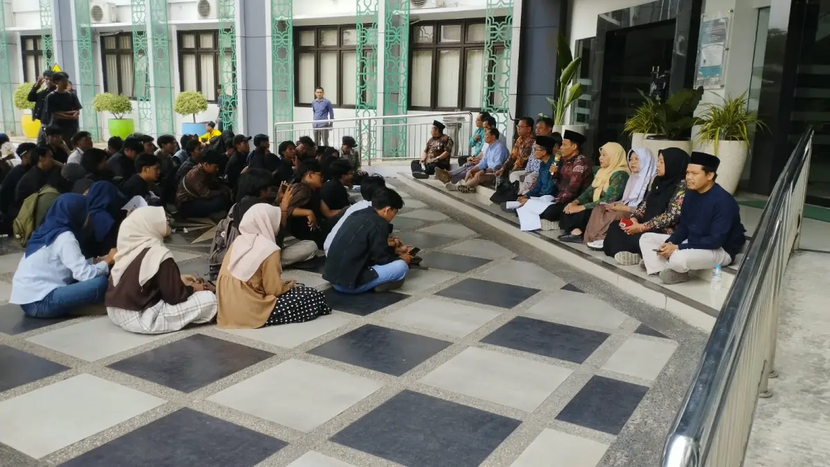 Diskusi antara rektorat dan mahasiswa yang menyampaikan aspirasinya diteras gedung rektorat