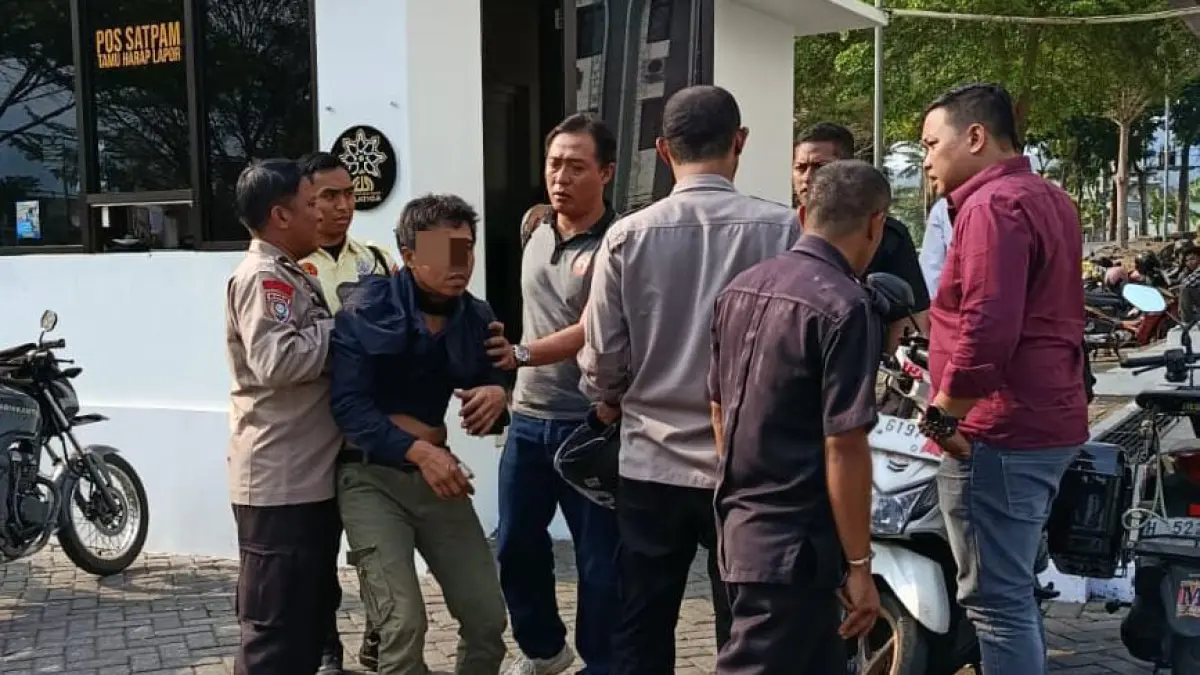 Pelaku saat diserahkan ke aparat kepolisian