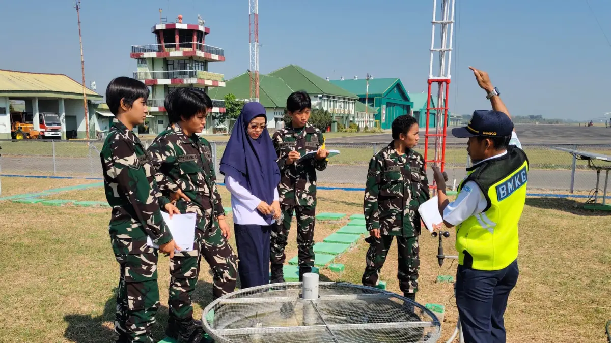 Pembelajaran meteorologi siswa Pusdik Penerbad di BMKG Ahmad Yani Semarang, kemarin.