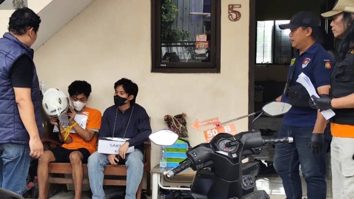 Tersangka Very duduk bersama saksi IM yang dihadirkan dalam proses rekonstruksi Pembunuhan Mozza