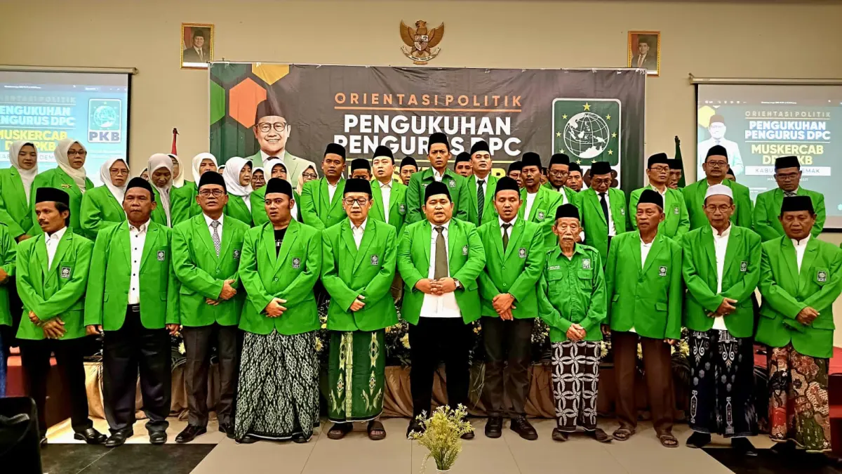 Ketua DPC PKB Demak H Zayinul Fata dan jajaran pengurus lainnya resmi dilantik dan dikukuhkan. (Wahibpribadi)