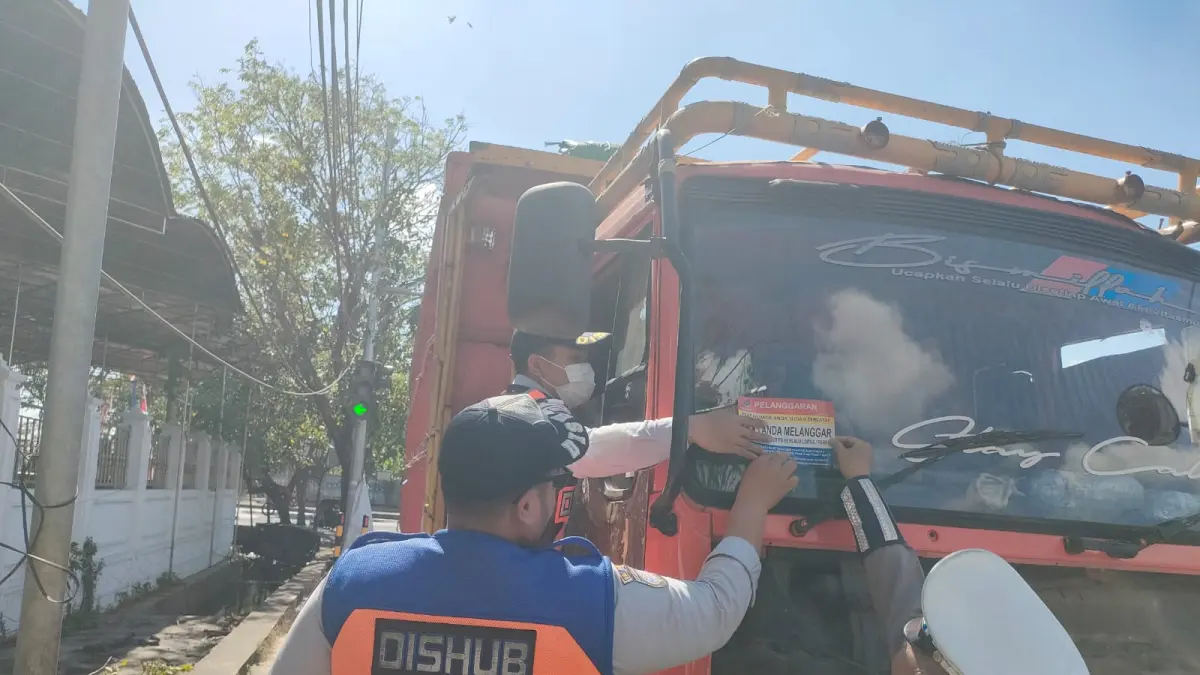 Penindakan truk yang parkir di bahu jalan, dilakukan Dishub bersama Satlantas Polrestabes Semarang