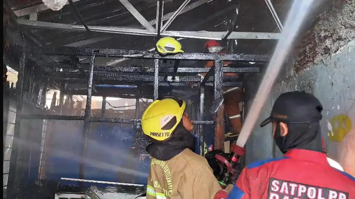 Rumah usaha rentan PlayStation di Suruh terbakar. Kamis (8/10)