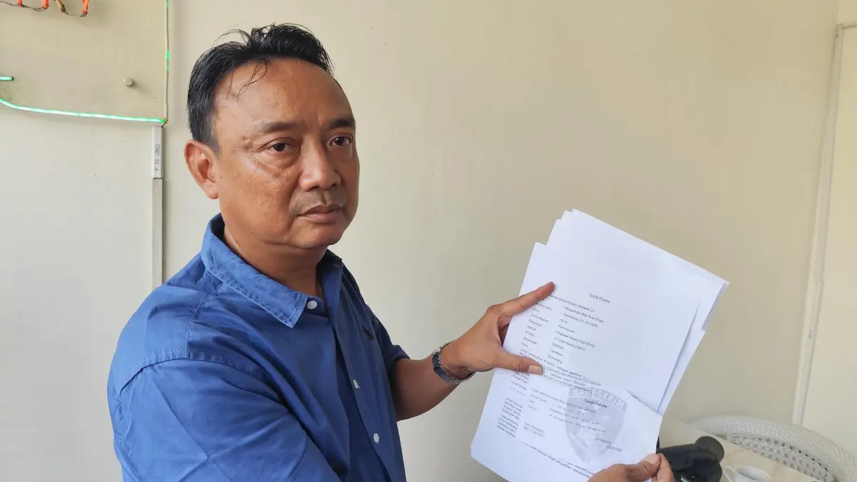 Kuasa hukum M, Dio Hermansyah, menunjukkan bukti laporan polisi terkait empat kepala unit Pegadaian di Kota Semarang yang diduga menggelapkan barang bukti perhiasan emas yang sebelumnya digadaikan dua tersangka pencurian, Rabu (7/10/2026). (M Hariyanto/Jawa Pos Radar Semarang)