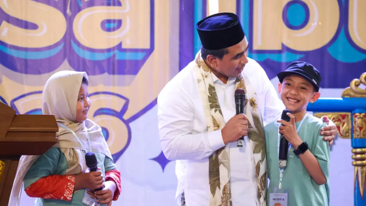 Wagub Taj Yasin memberikan hadiah kepada dua siswa yang bisa berbahasa jawa. (Ist)