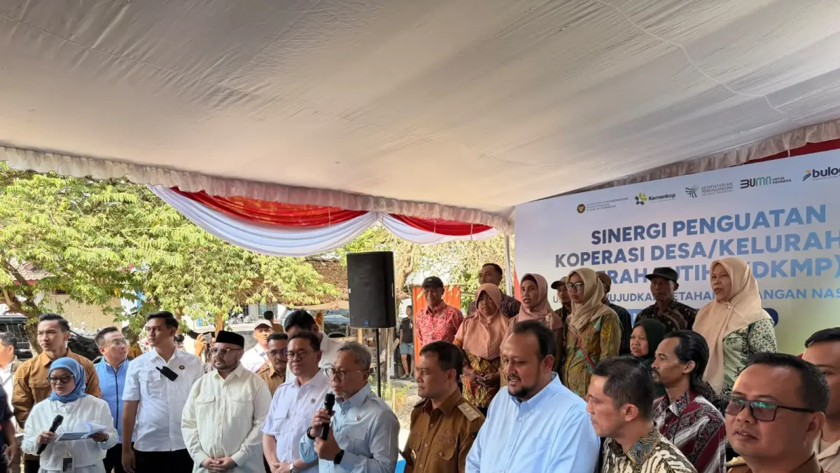 Menteri Koordinator Bidang Pangan,  Zulkifli Hasan (kelima dari kanan) saat melakukan pemantauan operasionalisasi Koperasi Desa/Kelurahan Merah Putih (KDKMP) di Baki, Sukoharjo, Jawa Tengah, Selasa (13/10). Sebagai salah satu program unggulan Presiden Republik Indonesia, KDKMP diharapkan menjadi wadah pengembangan ekonomi kerakyatan di tingkat desa dan kelurahan yang memberikan manfaat langsung bagi masyarakat.