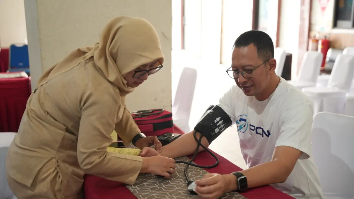 Menyambut Hari Listrik Nasional (HLN) ke-81, PT PLN (Persero) Unit Induk Distribusi (UID) Jawa Tengah menggelar kegiatan donor darah pada Senin (12/10) sebagai wujud kepedulian sosial dan kontribusi nyata perusahaan bagi masyarakat. Bekerja sama dengan Palang Merah Indonesia (PMI) Kota Semarang, kegiatan ini diikuti oleh 68 peserta dan berhasil mengumpulkan 49 kantong darah.