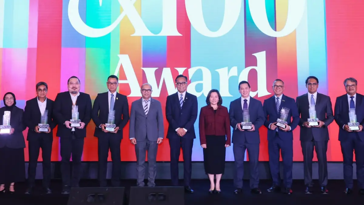 DANANTARA AWARD : COO BPI Danantara, Dony Oskaria (tengah) bersama Managing Director Business 2 Danantara Asset Management, Setyanto Hantoro (kelima dari kiri), Managing Director Business 3 Danantara Asset Management, Febriany Eddy (kelima dari kanan), berfoto bersama para penerima penghargaan Danantara Indonesia CX100 Award 2026 termasuk Direktur Utama PLN, Darmawan Prasodjo (keempat dari kiri). (DOK. HUMAS PLN UIT JBT)
