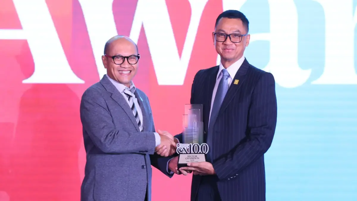 RUNNER UP 100 BUMN : Managing Director Business 2 Danantara Asset Management, Setyanto Hantoro (kiri) saat memberikan penghargaan kepada PLN, yang diwakili Dirut PLN Darmawan Prasodjo (kanan) sebagai Sector Champion pada kategori Energy & Public Utilities pada ajang Danantara Indonesia CX100 Award 2026 di Jakarta, Selasa 13 Oktober 2026. (DOK. HUMAS PLN UIT JBT)