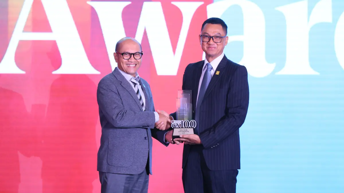 Managing Director Business 2 Danantara Asset Management, Setyanto Hantoro (kiri) saat memberikan penghargaan kepada PLN, yang diwakili Direktur Utama PLN, Darmawan Prasodjo (kanan) sebagai Sector Champion pada kategori Energy & Public Utilities pada ajang Danantara Indonesia CX100 Award 2026 yang diselenggarakan di Jakarta, Selasa (13/10). Selain capaian tersebut, PLN juga berhasil menempati posisi Runnur Up dalam daftar 100 Badan Usaha Milik Negara (BUMN) dengan layanan terbaik.