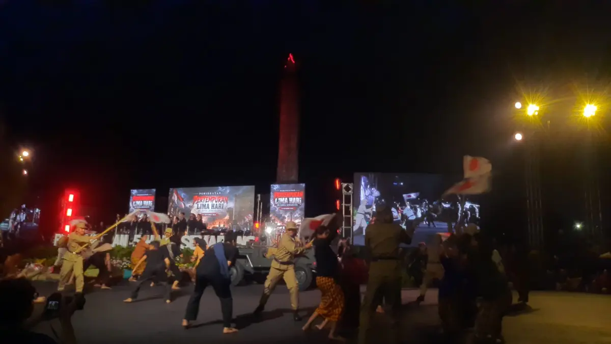 PERANG : Aksi teatrikal dilakukan untuk memperingati Pertemuan Lima Hari di Semarang, Rabu (14/10) malam.