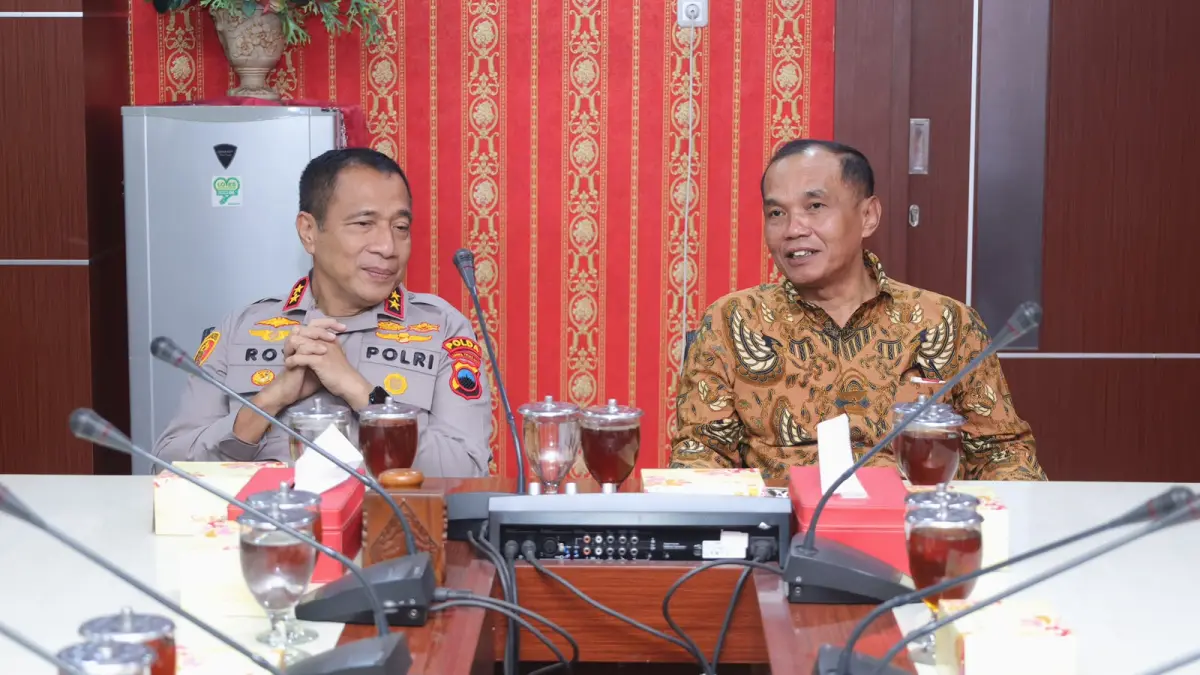 Ketua DPRD Jawa Tengah Sumanto menerima kunjungan silaturahmi Kapolda Jateng beserta jajaran di Gedung Berlian, Semarang, Kamis, 15 Oktober 2026. Dalam pertemuan tersebut, Sumanto didampingi empat Wakil Ketua DPRD Jateng, yakni Sarif Abdillah, Heri Pudyatmoko, Muhammad Saleh, dan Setya Arinugroho.