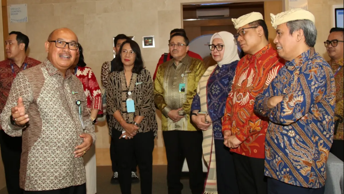 Direktur Utama BTN Nixon LP Napitupulu (kanan) bersama SEVP Digital Business BTN Thomas Wahyudi (dua dari kanan), dan Direktur Commercial Banking BTN Hermita (dua dari kiri) mendengar penjelasan dari Direktur Utama RSUP Prof I.G.N.G Ngoerah Bali dr. I Gusti Ngurah Ketut Sukadarma, S.Kp., M.Kes mengenai fasilitas serta layanan wellness dan estetika di RSUP Prof I.G.N.G Ngoerah Bali, Jumat (16/10).