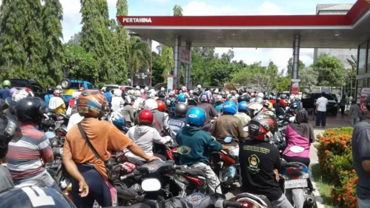 Antrean di SPBU menjadi pemandangan belakangan ini, seperti di Bali,Kalimantan, Sumatera dan daerah lainnya. (ist)