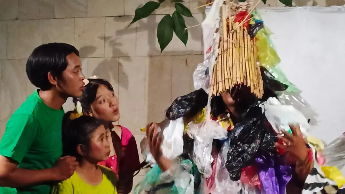 Manusia plastik dan anak anak