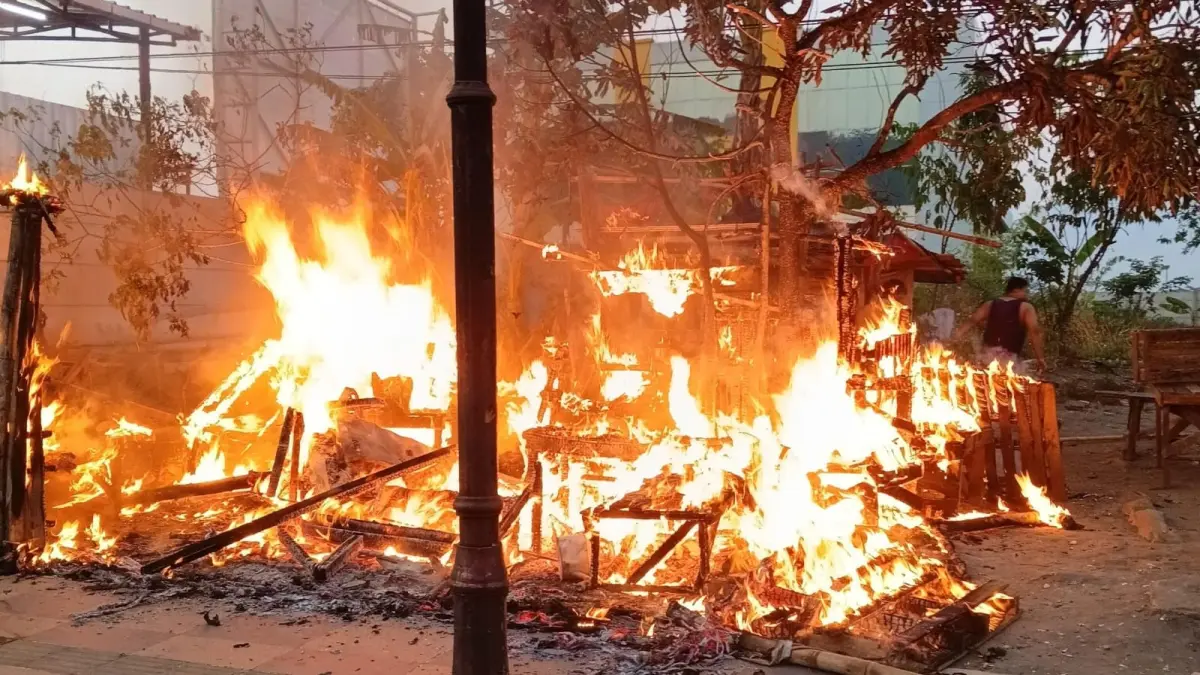 Api yang menghabiskan warung nasi kucing